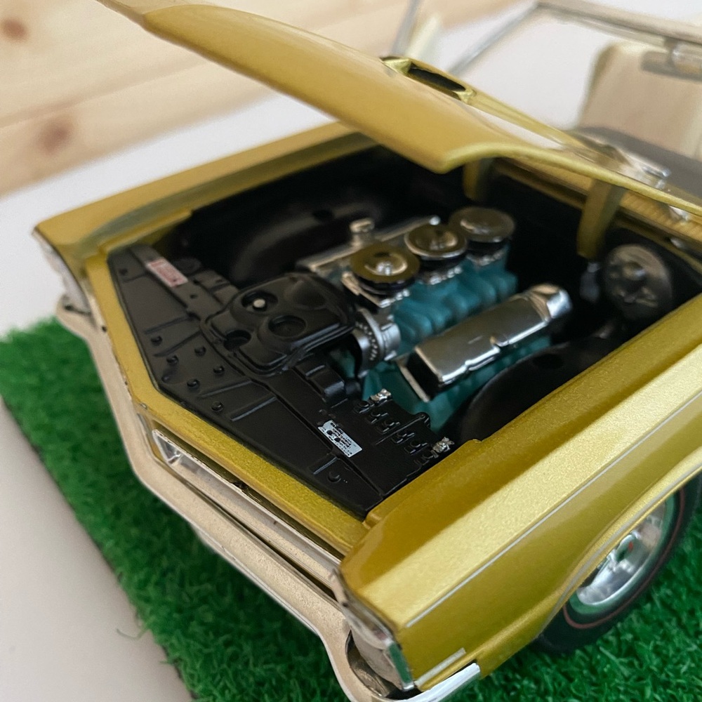 SOLD MAISTO 1965 Pontiac GTO Hurst Edition Convertible Gold 1:18 Diecast Collect - Picture 7 of 11